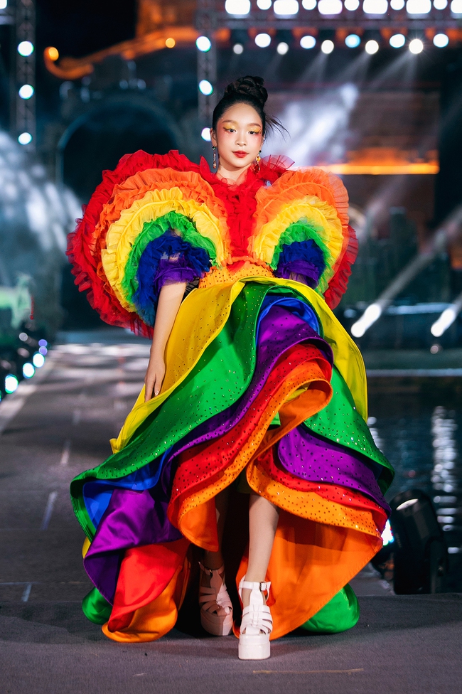 Dàn Hoa, Á hậu hội tụ tại show thời trang 'Tinh hoa cố đô' của NTK Thạch Linh tại Ninh Bình - Ảnh 9.