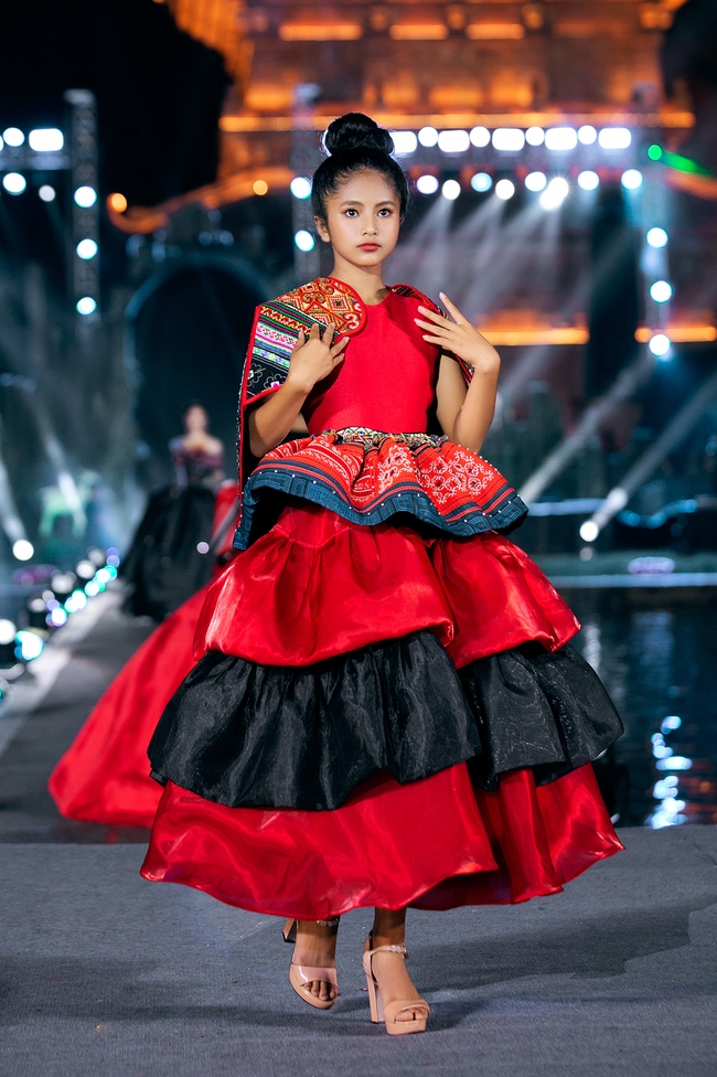 Dàn Hoa, Á hậu hội tụ tại show thời trang 'Tinh hoa cố đô' của NTK Thạch Linh tại Ninh Bình - Ảnh 11.