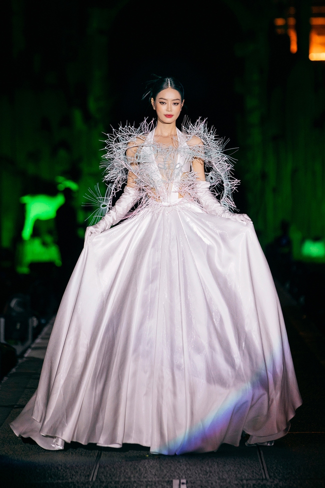 Dàn Hoa, Á hậu hội tụ tại show thời trang 'Tinh hoa cố đô' của NTK Thạch Linh tại Ninh Bình - Ảnh 18.