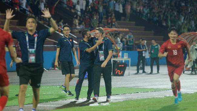 VIDEO Trợ lý của HLV Troussier phấn khích, nhảy cực dẻo ăn mừng chiến thắng của U23 Việt Nam - Ảnh 3.