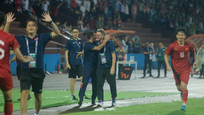 VIDEO Trợ lý của HLV Troussier phấn khích, nhảy cực dẻo ăn mừng chiến thắng của U23 Việt Nam - Ảnh 4.