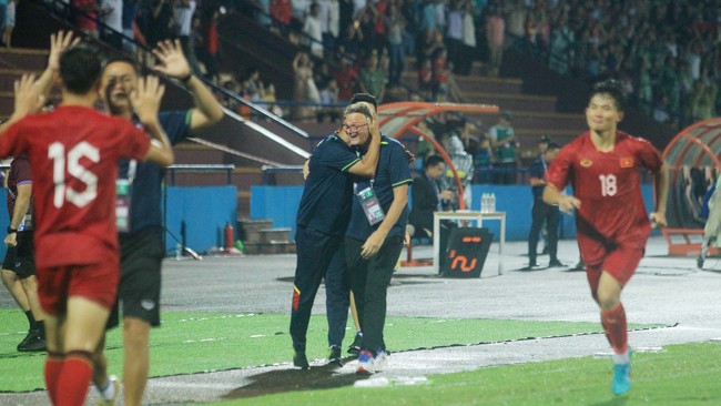 VIDEO Trợ lý của HLV Troussier phấn khích, nhảy cực dẻo ăn mừng chiến thắng của U23 Việt Nam - Ảnh 5.
