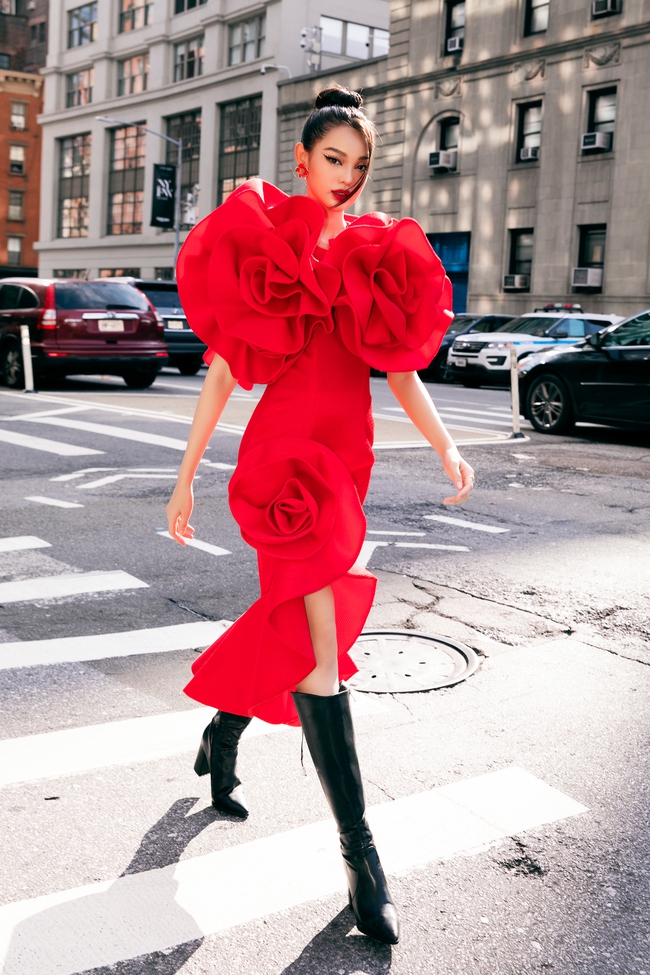 Dàn sao mặc trang phục đỏ rực tham dự show diễn của Đỗ Mạnh Cường tại Tuần lễ Thời trang New York Xuân - Hè 2024 - Ảnh 13.