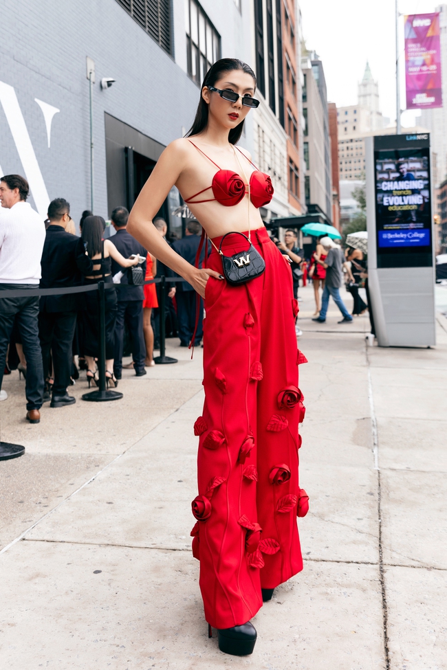 Dàn sao mặc trang phục đỏ rực tham dự show diễn của Đỗ Mạnh Cường tại Tuần lễ Thời trang New York Xuân - Hè 2024 - Ảnh 17.