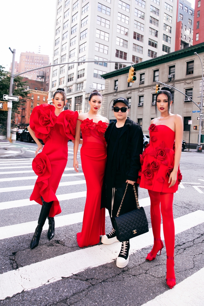 Dàn sao mặc trang phục đỏ rực tham dự show diễn của Đỗ Mạnh Cường tại Tuần lễ Thời trang New York Xuân - Hè 2024 - Ảnh 1.