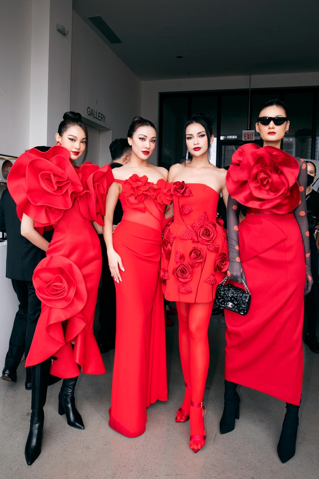 Dàn sao mặc trang phục đỏ rực tham dự show diễn của Đỗ Mạnh Cường tại Tuần lễ Thời trang New York Xuân - Hè 2024 - Ảnh 2.