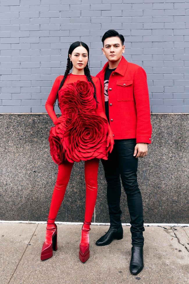 Dàn sao mặc trang phục đỏ rực tham dự show diễn của Đỗ Mạnh Cường tại Tuần lễ Thời trang New York Xuân - Hè 2024 - Ảnh 16.