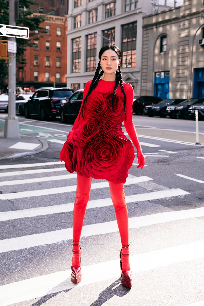 Dàn sao mặc trang phục đỏ rực tham dự show diễn của Đỗ Mạnh Cường tại Tuần lễ Thời trang New York Xuân - Hè 2024 - Ảnh 7.