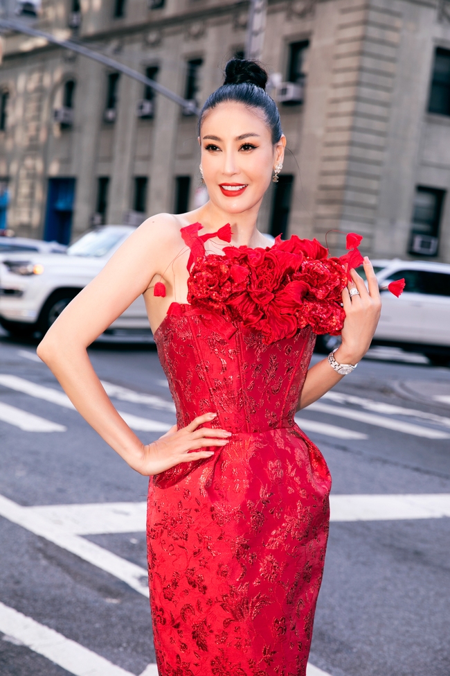 Dàn sao mặc trang phục đỏ rực tham dự show diễn của Đỗ Mạnh Cường tại Tuần lễ Thời trang New York Xuân - Hè 2024 - Ảnh 5.