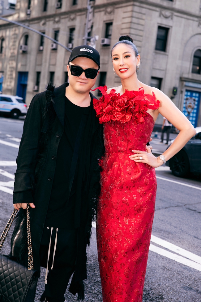 Dàn sao mặc trang phục đỏ rực tham dự show diễn của Đỗ Mạnh Cường tại Tuần lễ Thời trang New York Xuân - Hè 2024 - Ảnh 6.