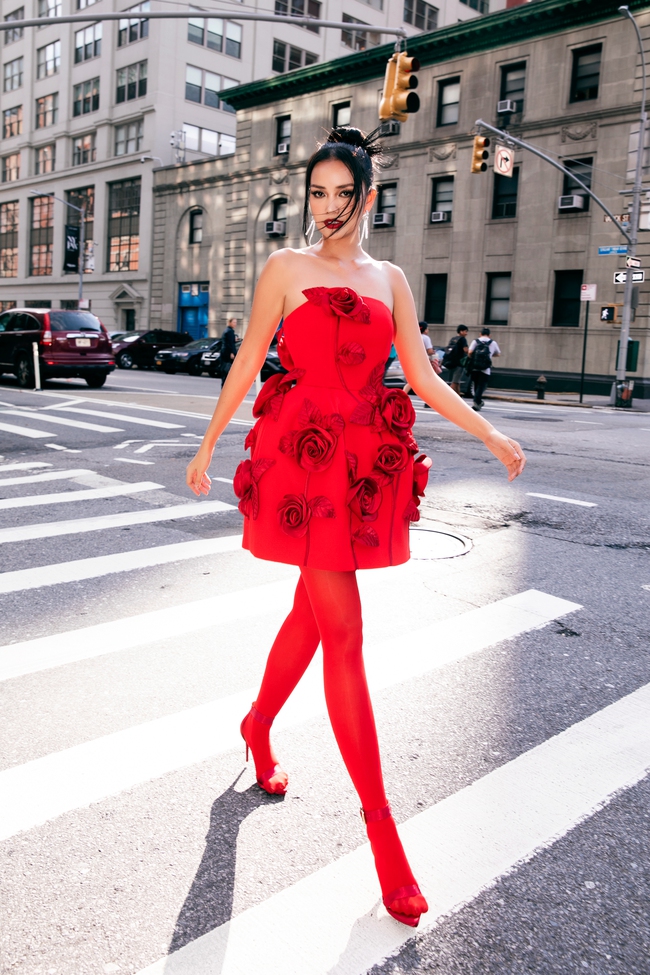 Dàn sao mặc trang phục đỏ rực tham dự show diễn của Đỗ Mạnh Cường tại Tuần lễ Thời trang New York Xuân - Hè 2024 - Ảnh 9.