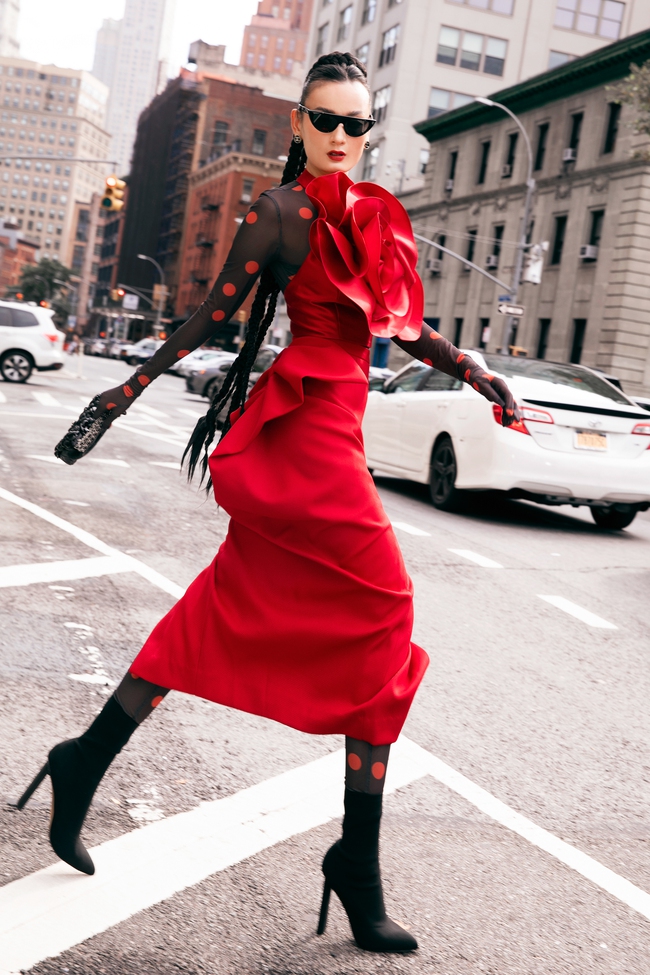 Dàn sao mặc trang phục đỏ rực tham dự show diễn của Đỗ Mạnh Cường tại Tuần lễ Thời trang New York Xuân - Hè 2024 - Ảnh 12.