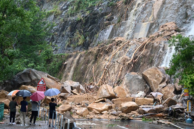 Hong Kong (Trung Quốc) nỗ lực khắc phục thiệt hại do mưa bão - Ảnh 2.