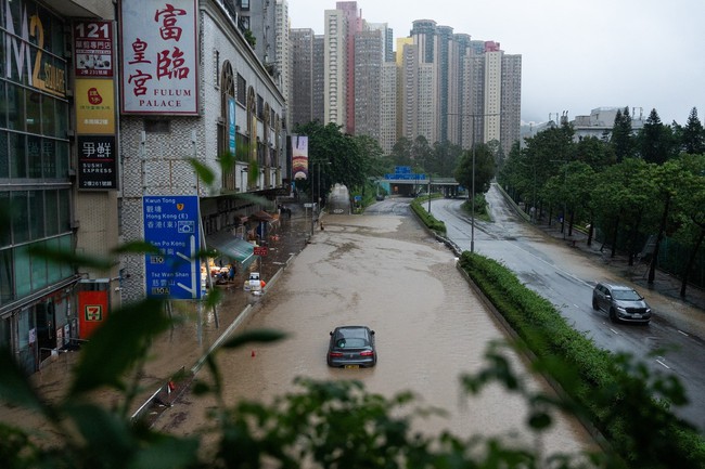 Hong Kong (Trung Quốc) nỗ lực khắc phục thiệt hại do mưa bão - Ảnh 1.