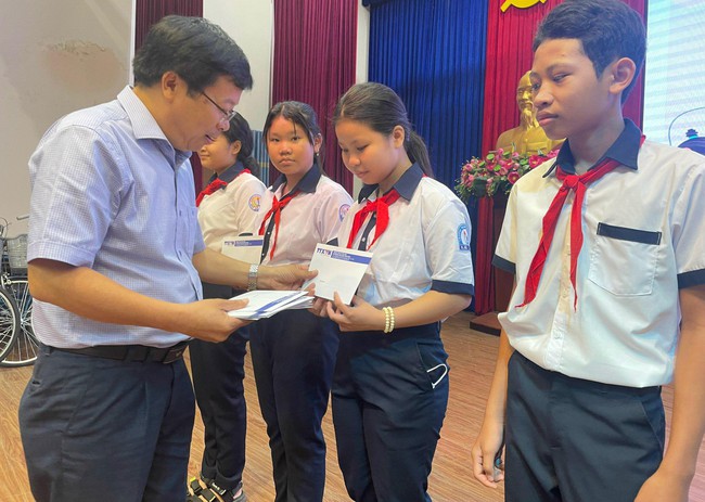 Thanh niên TTXVN trao học bổng cho học sinh nghèo vượt khó ở Đồng Nai - Ảnh 1.