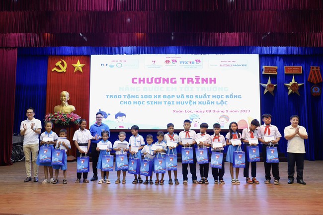 Thanh niên TTXVN trao học bổng cho học sinh nghèo vượt khó ở Đồng Nai - Ảnh 2.
