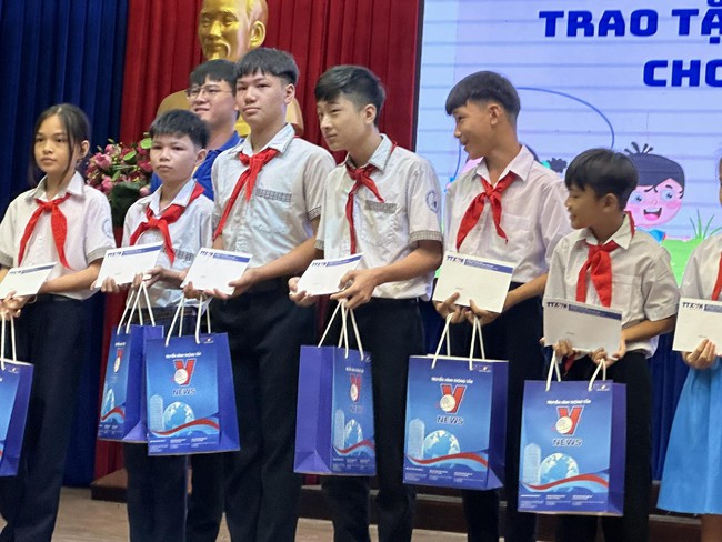 Thanh niên TTXVN trao học bổng cho học sinh nghèo vượt khó ở Đồng Nai - Ảnh 3.