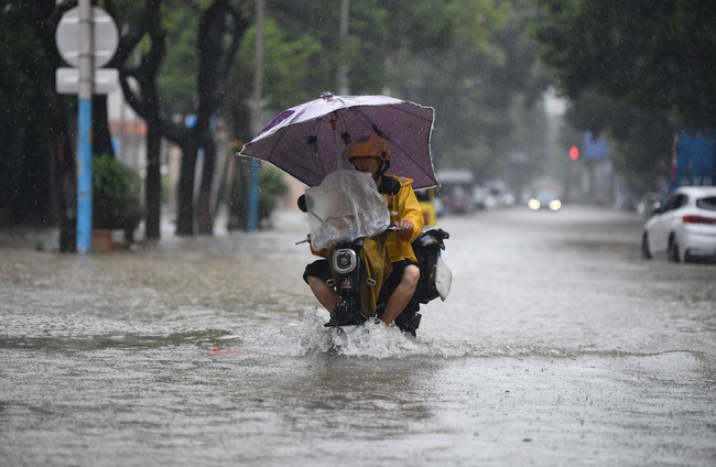 Mưa bão nhiệt đới tiếp tục gây ảnh hưởng tại Trung Quốc - Ảnh 1.