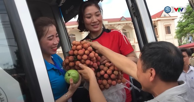 Trận đấu ‘độc lạ’ của Thanh Thúy và các hoa khôi bóng chuyền Phạm Thị Yến, Kim Huệ với trai làng, ra về còn được tặng quà - Ảnh 4.