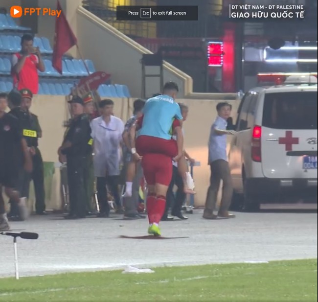 2 cầu thủ Hải Phòng chấn thương rời sân trong trận ra mắt ĐT Việt Nam, Tiến Linh sốt sắng cõng ra xe cứu thương - Ảnh 4.
