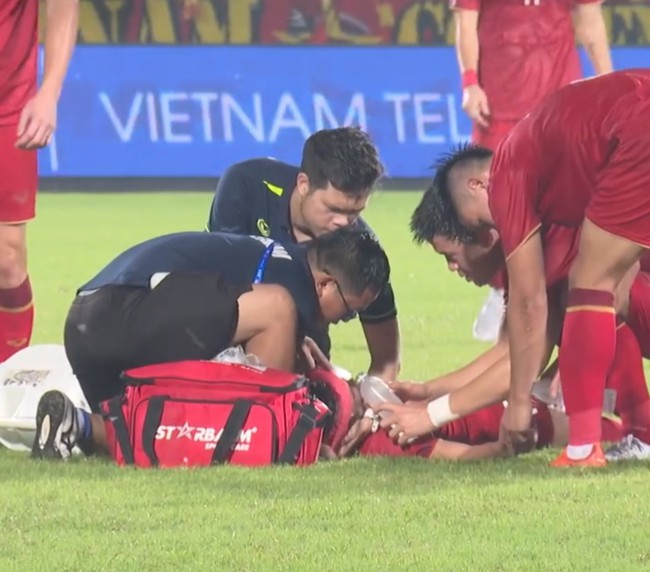 2 cầu thủ Hải Phòng chấn thương rời sân trong trận ra mắt ĐT Việt Nam, Tiến Linh sốt sắng cõng ra xe cứu thương - Ảnh 2.
