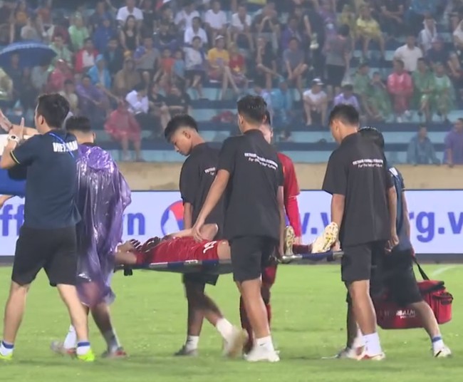 2 cầu thủ Hải Phòng chấn thương rời sân trong trận ra mắt ĐT Việt Nam, Tiến Linh sốt sắng cõng ra xe cứu thương - Ảnh 3.