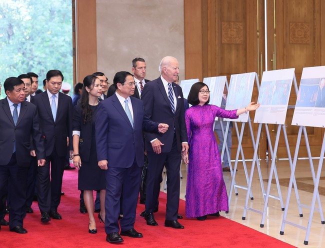 Thủ tướng Phạm Minh Chính và Tổng thống Hoa Kỳ Joe Biden tham quan trưng bày ảnh của TTXVN - Ảnh 3.