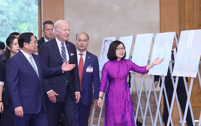 Thủ tướng Phạm Minh Chính và Tổng thống Hoa Kỳ Joe Biden tham quan trưng bày ảnh của TTXVN - Ảnh 1.