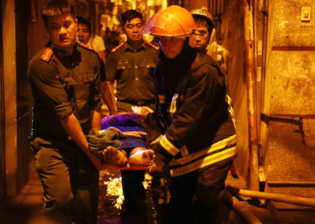 Chung cư mini ở Hà Nội cháy lớn, nhiều người mắc kẹt - Ảnh 2.
