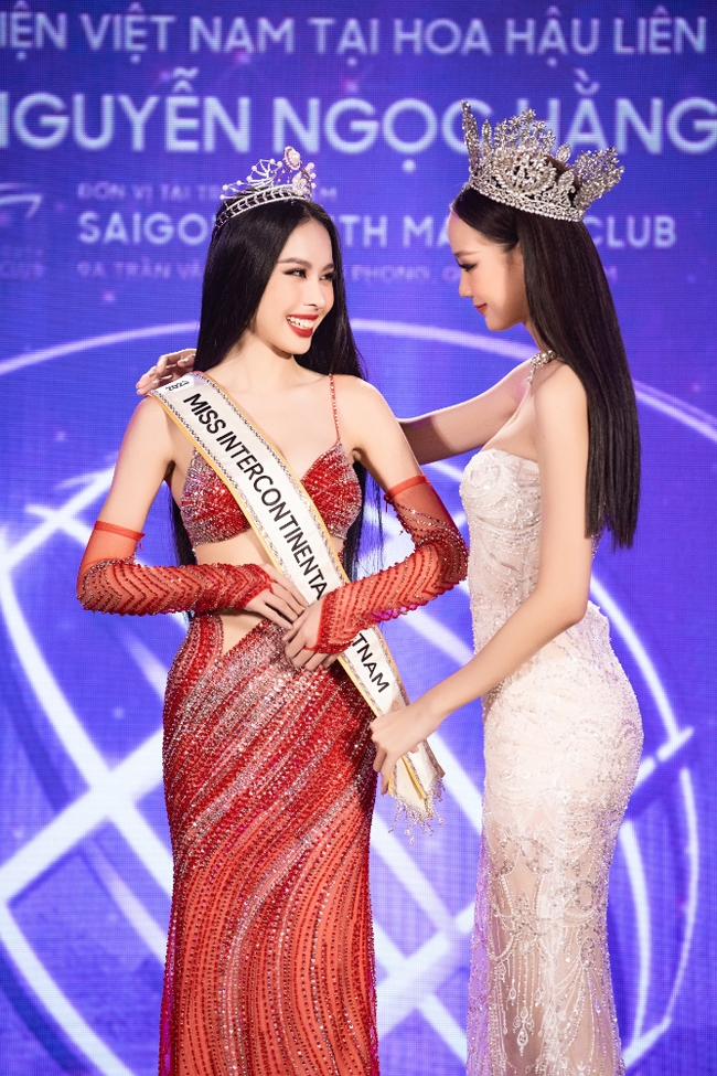 Á hậu Ngọc Hằng bắn tiếng Anh siêu đỉnh tại Họp báo trao sash Miss Intercontinental Vietnam 2023 - Ảnh 2.
