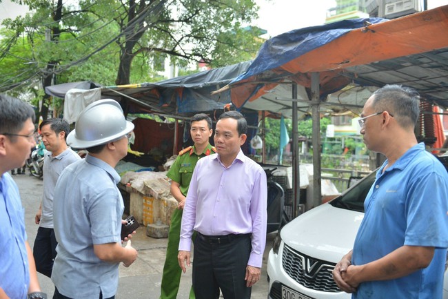 Phó Thủ tướng Trần Lưu Quang đến hiện trường chỉ đạo khắc phục hậu quả Vụ cháy chung cư mini ở Thanh Xuân - Ảnh 2.