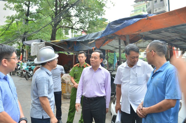 Phó Thủ tướng Trần Lưu Quang đến hiện trường chỉ đạo khắc phục hậu quả Vụ cháy chung cư mini ở Thanh Xuân - Ảnh 1.