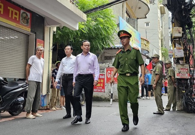 Phó Thủ tướng Trần Lưu Quang đến hiện trường chỉ đạo khắc phục hậu quả Vụ cháy chung cư mini ở Thanh Xuân - Ảnh 3.
