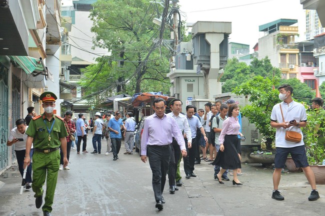Phó Thủ tướng Trần Lưu Quang đến hiện trường chỉ đạo khắc phục hậu quả Vụ cháy chung cư mini ở Thanh Xuân - Ảnh 4.