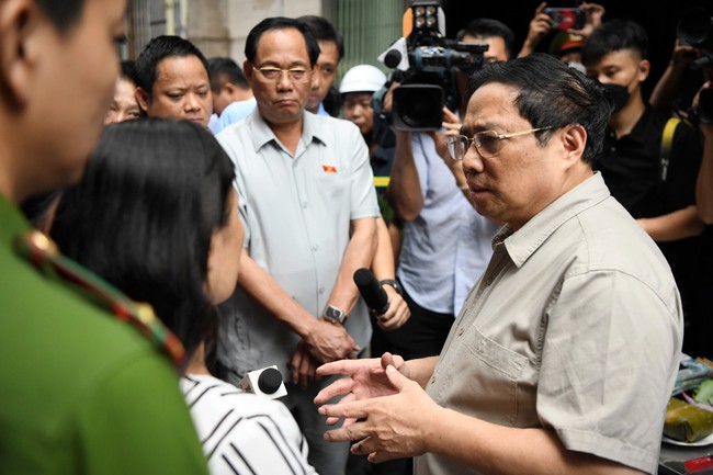 Thủ tướng kiểm tra hiện trường và thăm hỏi sức khỏe nạn nhân trong vụ cháy chung cư mini ở quận Thanh Xuân - Ảnh 1.