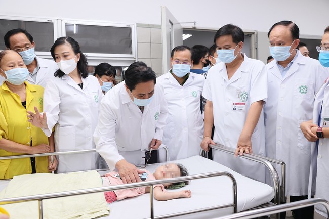 Thủ tướng kiểm tra hiện trường và thăm hỏi sức khỏe nạn nhân trong vụ cháy chung cư mini ở quận Thanh Xuân - Ảnh 4.