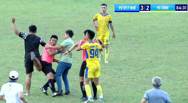 ‘Đi đường quyền’ với trọng tài sau khi thua ở chung kết, đội bóng phủi của Việt Nam nhận án kỷ luật cực nặng - Ảnh 3.
