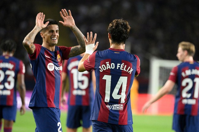Joao Felix chói sáng, Barcelona đại thắng '5 sao' đánh chiếm ngôi đầu La Liga - Ảnh 2.