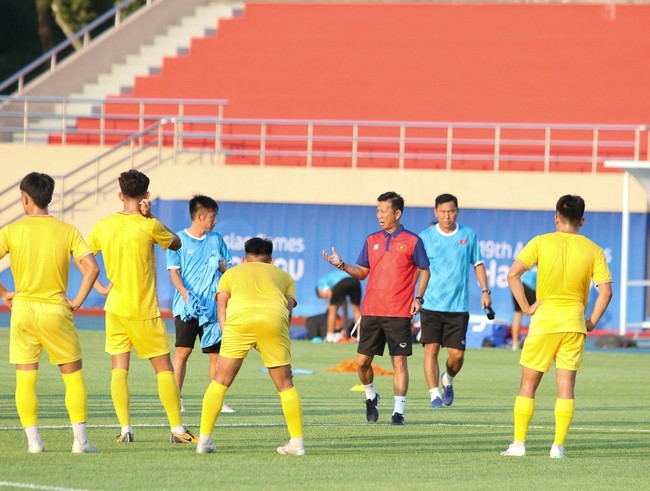 HLV Hoàng Anh Tuấn: ‘Cầu thủ Việt Nam đang có tinh thần tốt’ - Ảnh 2.