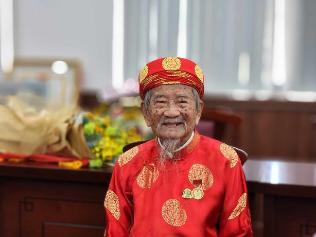 Sử gia 103 tuổi giành Giải thưởng Trần Văn Giàu - Ảnh 2.