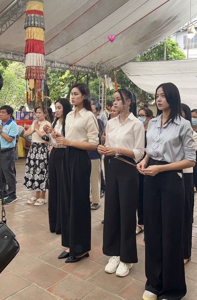 Sao Việt 17/9: Dàn hậu nhà Sen Vàng thắp hương cho các nạn nhân vụ cháy ccmn, Hòa Minzy thấy có lỗi khi không cho con trai gia đình tròn vẹn - Ảnh 1.