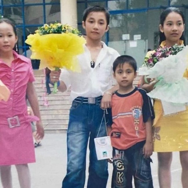 Sao Việt 17/9: Dàn hậu nhà Sen Vàng thắp hương cho các nạn nhân vụ cháy ccmn, Hòa Minzy thấy có lỗi khi không cho con trai gia đình tròn vẹn - Ảnh 4.