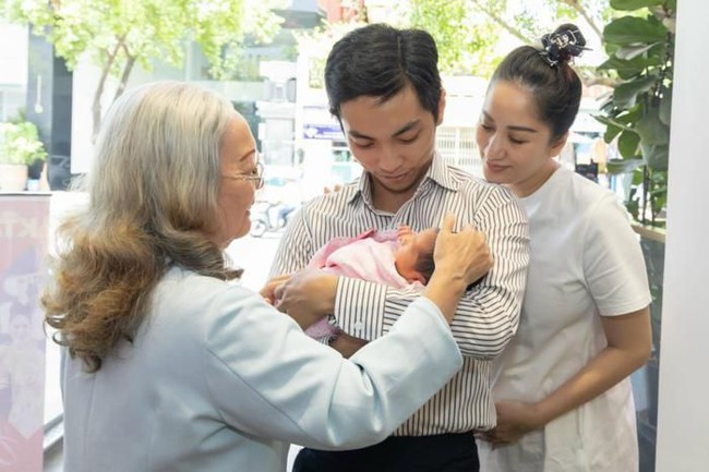 Sao Việt 18/9: Khánh Thi bị ảnh hưởng sức khỏe sau sinh lần 3, Tiểu Vy 'chối đây đẩy' khi bắt được hoa cưới - Ảnh 1.
