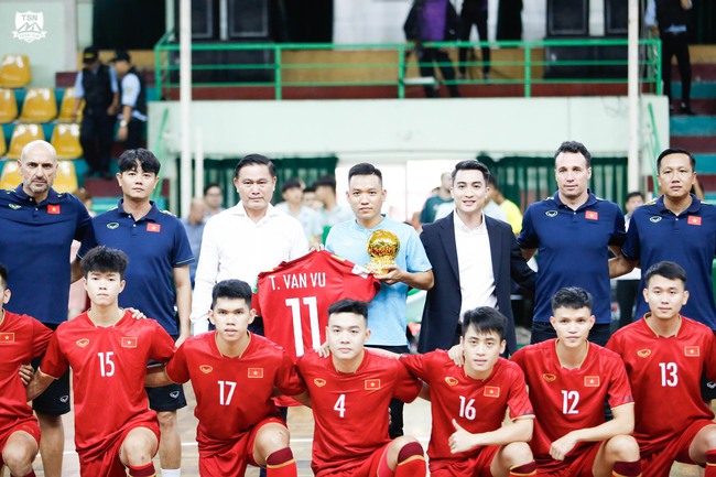 CĐV sốc khi futsal Việt Nam ngược dòng ngoạn mục trước đội hạng 4 thế giới - Ảnh 1.