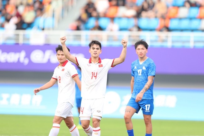 Olympic Việt Nam thắng Mông Cổ 4-2 nhưng CĐV vẫn lo lắng, thất vọng. Ảnh: Hoàng Linh