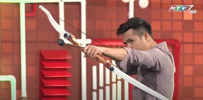 Nguyễn Trần Duy Nhất thể hiện phản xạ hơn người khi tay không bắt dính mũi tên đang bay, khiến Hương Giang Idol khâm phục - Ảnh 2.
