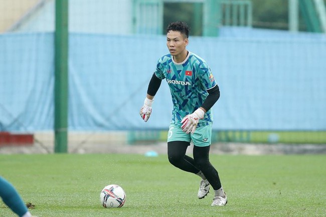 Khó hiểu thủ môn Olympic Việt Nam được trao băng đội trưởng, vẫn phải dự bị cho Văn Chuẩn - Ảnh 2.