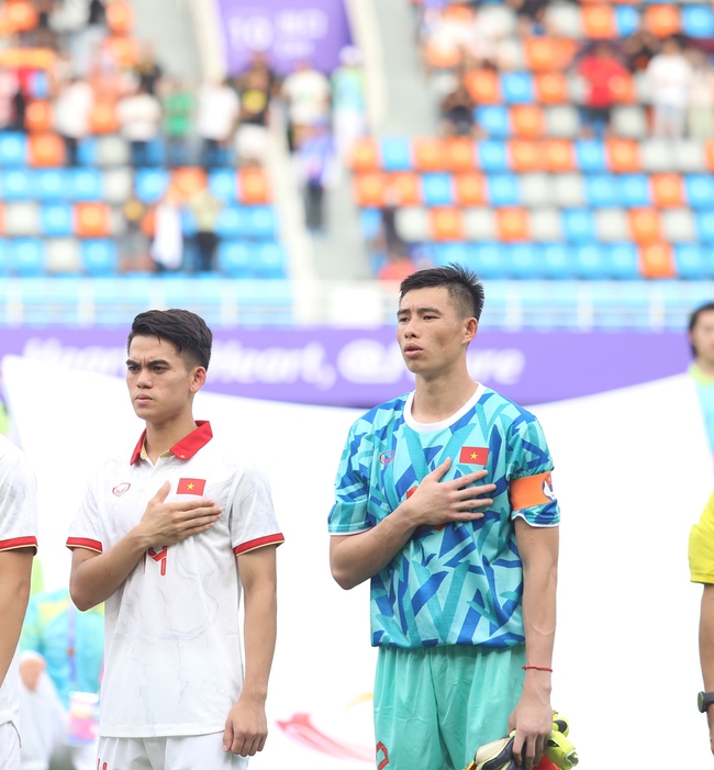 Thủ môn Văn Chuẩn mắc sai lầm ở cuối trận thắng của Olympic Việt Nam tại ASIAD - Ảnh 3.