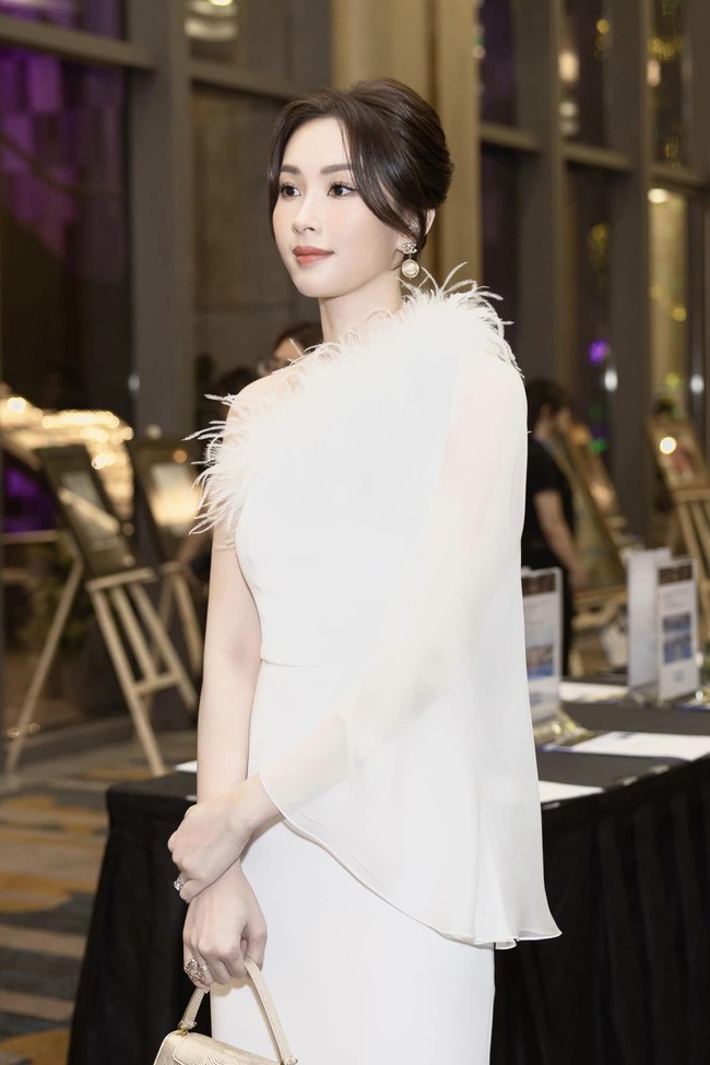 Đặng Thu Thảo khoe loạt ảnh đời thường đẹp như chụp tạp chí: Nhan sắc lẫn khí chất ngút ngàn - Ảnh 12.