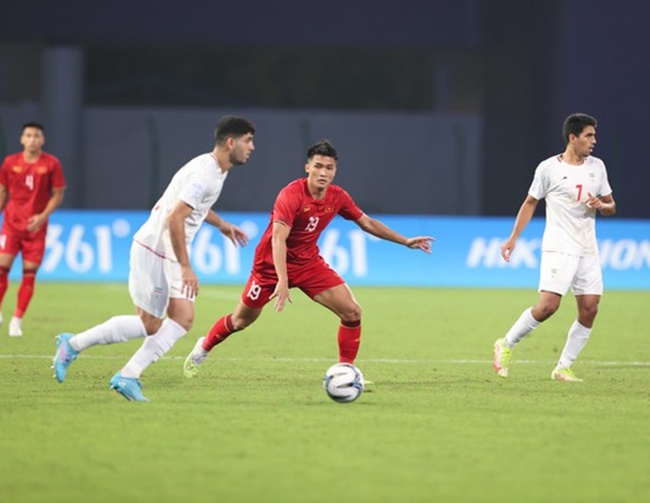 Olymnpic Việt Nam (áo đỏ) thua đậm Iran 0-4 ở bảng B môn bóng đá nam ASIAD 2023